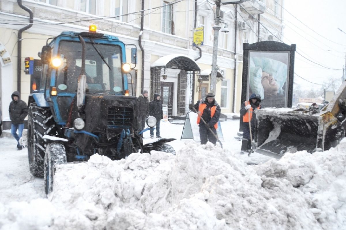 В Перми трактор во время уборки дороги сбрасывал с моста снег | АиФ Пермь