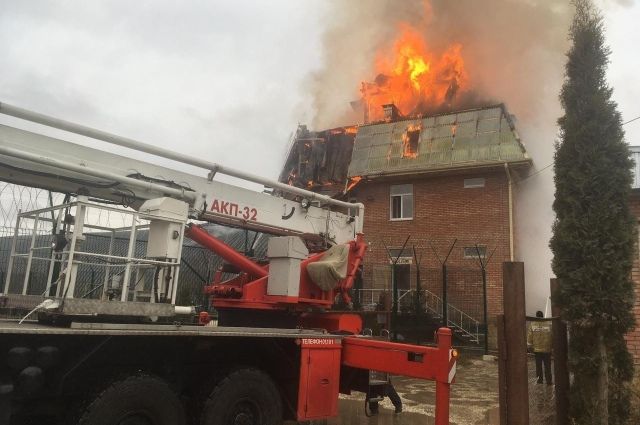 Пожарные ликвидировали возгорание в доме в Кисловодске, в районе озера
