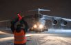 Регулировщик подаёт сигналы военно-транспортному самолету Ил-76