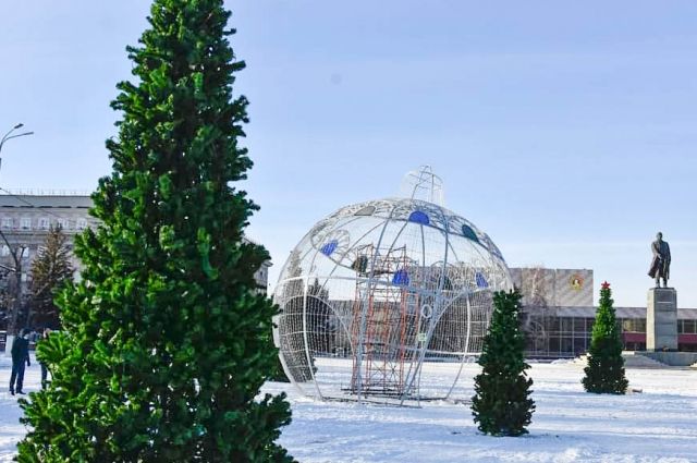 В Оренбурге перекрыли площадь Ленина для монтажа новогоднего городка. 