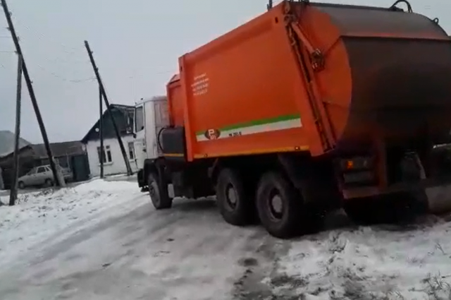 Гололед второй день мешает вывозу мусора в Челябинской области