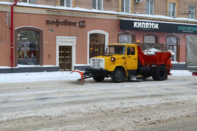 В Брянске 65 единиц техники расчищают последствия снегопада