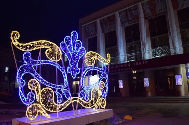 Улицы Ульяновска начали украшать к Новому году