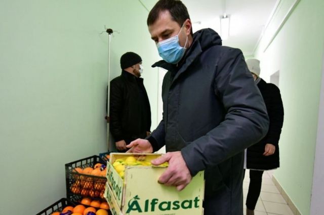 Мэр Ярославля передал в COVID-госпиталь фрукты