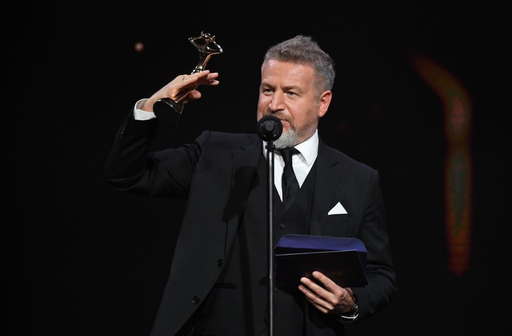 Леонид Агутин, получивший призы в номинациях «Певец года», «Композитор года», а его композиция «Включите свет» — «Песня года»