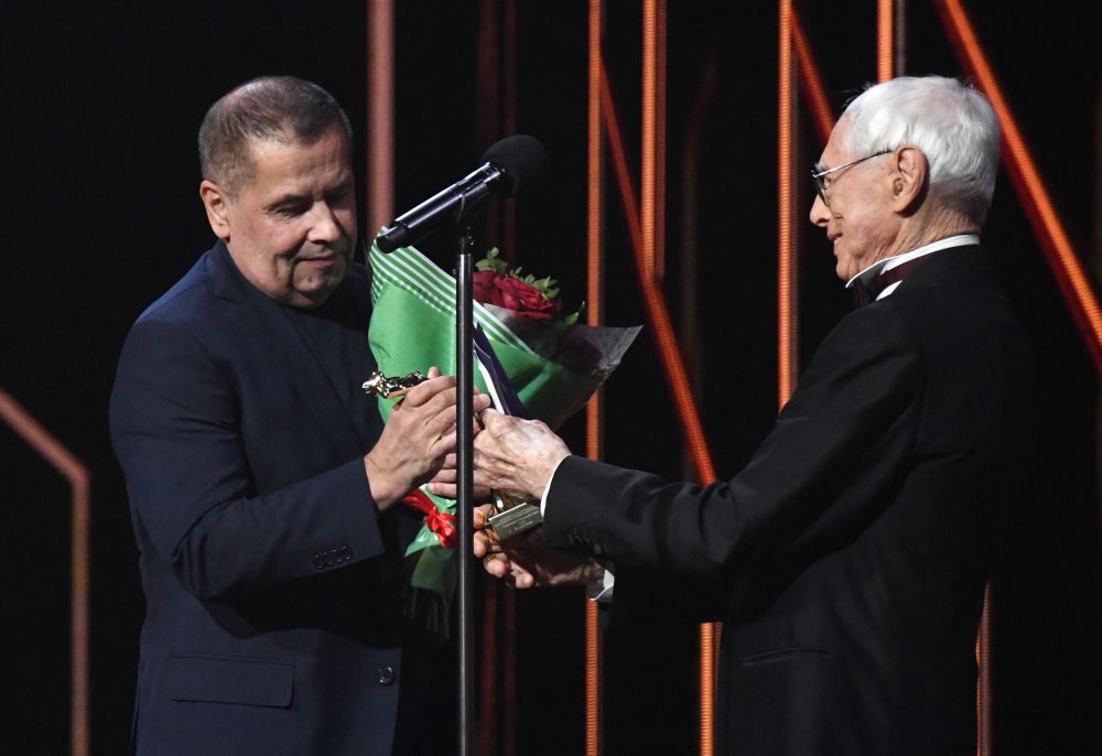 Композитор Александр Зацепин вручает приз солисту группы «Любэ» Николаю Расторгуеву (слева) за победу в номинации «Саундтрек года»