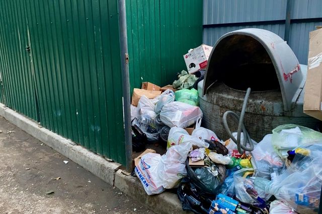 Из-за циклона дворы Владивостока утопают в мусоре