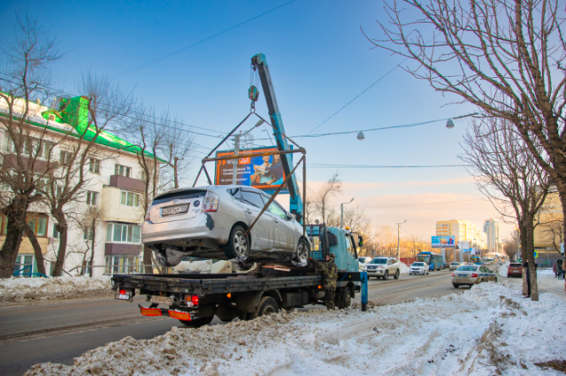 Водителей Владивостока просят убрать автомобили с проезжих частей