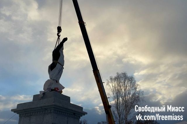 Памятник Ленину демонтировали в Миассе