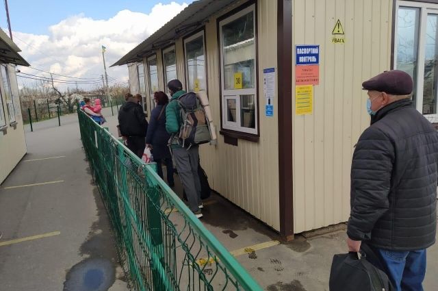 Число пересекающих КПВВ «Станица Луганская» резко снизилось: причина