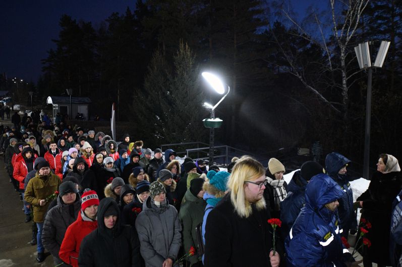 Жители города Кемерово во время траурного мероприятия по погибшим в шахте «Листвяжная»