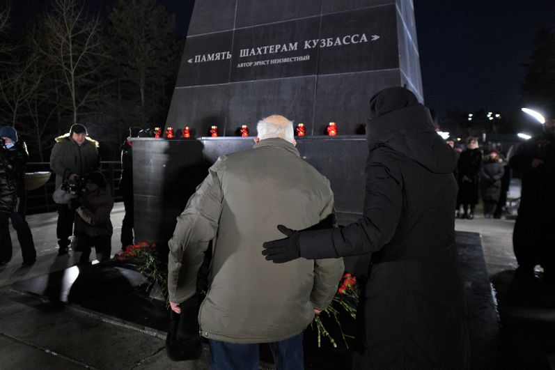Местные жители возлагают цветы к мемориалу «Память шахтерам Кузбасса» в Кемерово во время траурного мероприятия по погибшим в шахте «Листвяжная»
