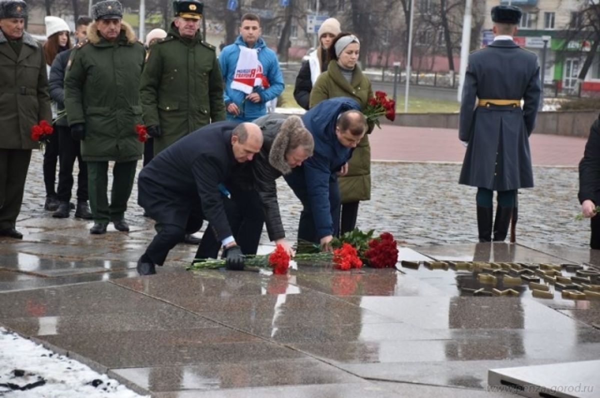 Почтили память погибшему воину. В день спецназа в Петербурге почтили память погибших воинов. 30 Солдат пензенских погибших. 9 Мая парад снег картинки почтим на память.