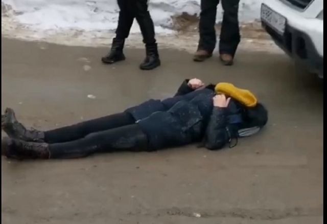 В Новосибирске водитель Honda сбил перебегавшую через дорогу девушку