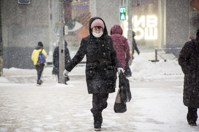 О сильном снеге, ветре и гололеде предупреждает МЧС Свердловской области