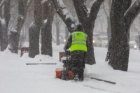 Пока одни сгребают снег с дороги, другие очищают тротуары и бордюры