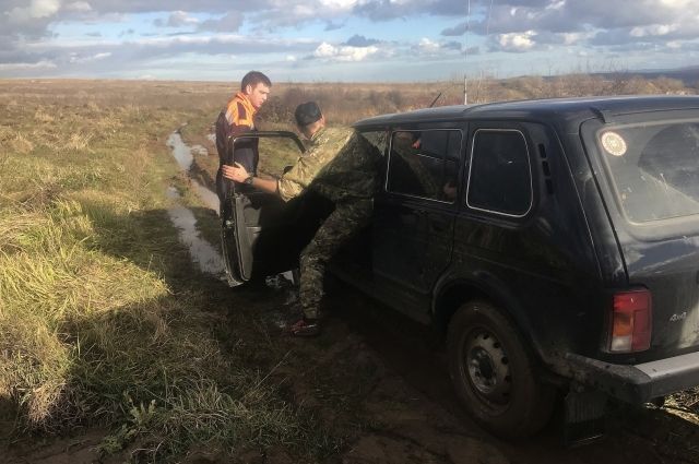 В Краснодарском крае внедорожник с ребенком внутри застрял в грязи