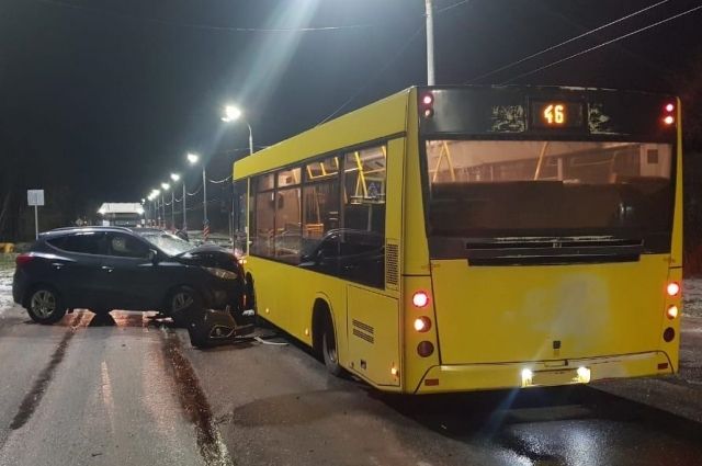 В Жигулевске пьяная автомобилистка врезалась на кроссовере в автобус