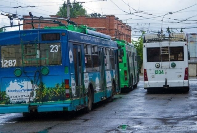 В Новосибирске у женщины от удара током в троллейбусе нарушился ритм сердца