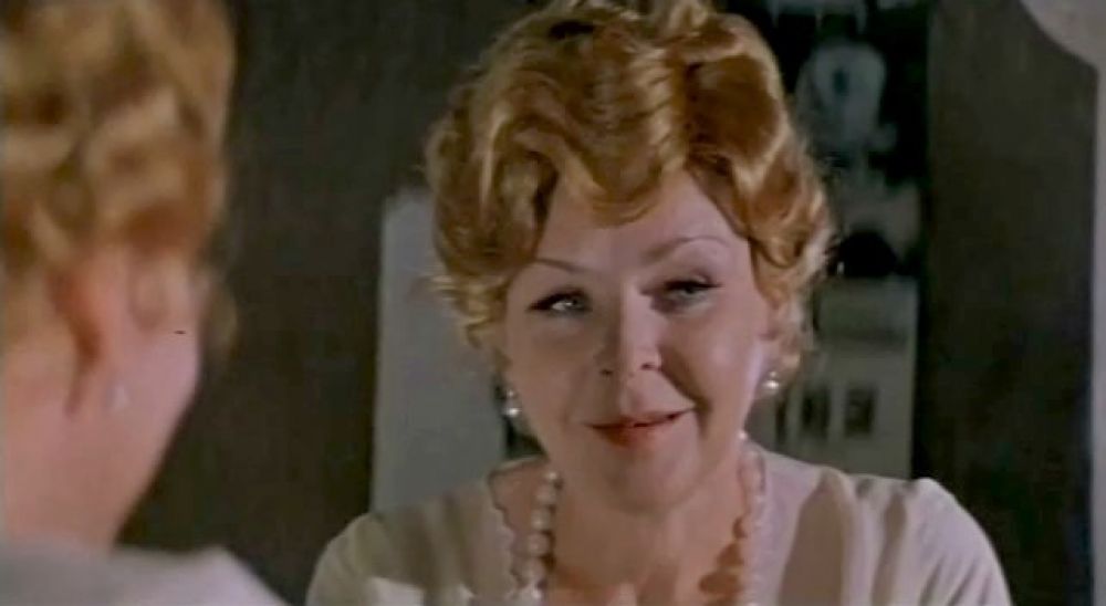Нина Ургант в роли Нины Николаевны Журавлёвой в фильме «Вы мне писали...» (1976)