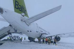 Из-за метели: в Риге самолет съехал со взлетно-посадочной полосы.