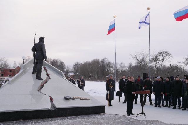 Дмитрий Медведев открыл памятник Кронштадтского восстания