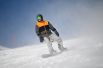 Сноубордист на склоне горной долины Цирк-2 курорта «Красная Поляна» в Сочи