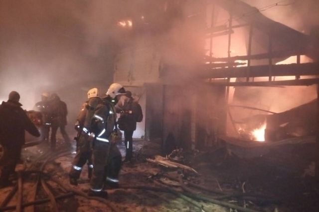 Серьезный пожар уничтожил частный дом в Барнауле