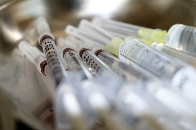 Сельских жителей Удмуртии привозят на прививку на спецавтотранспорте