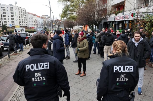 Во время протестов в Берлине пострадали трое журналистов - СМИ