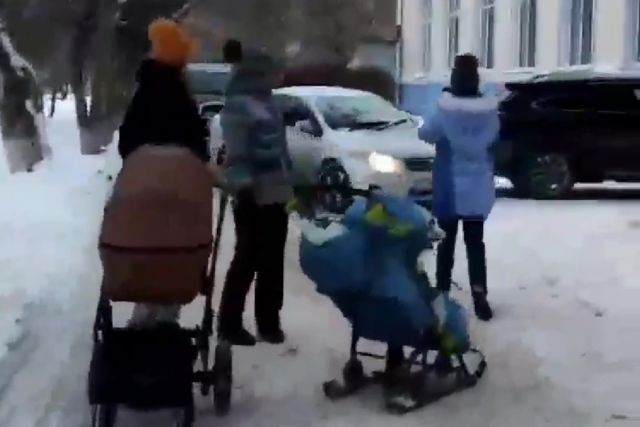 В Новосибирске водители на тротуаре сигналили матерям с колясками