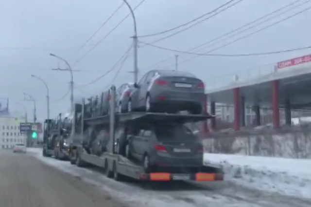 В Новосибирске сняли на видео десятки каршеринговых машин на автовозах
