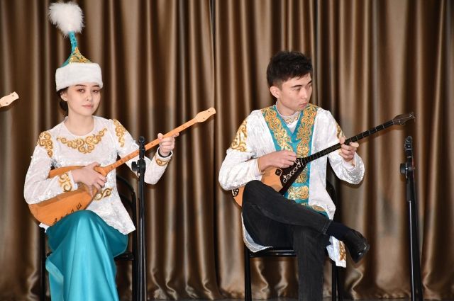 В 2010 году казахская домбра была занесена в Книгу рекордов Гиннесса.