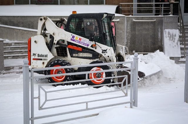 В оренбурге продолжается уборка снега