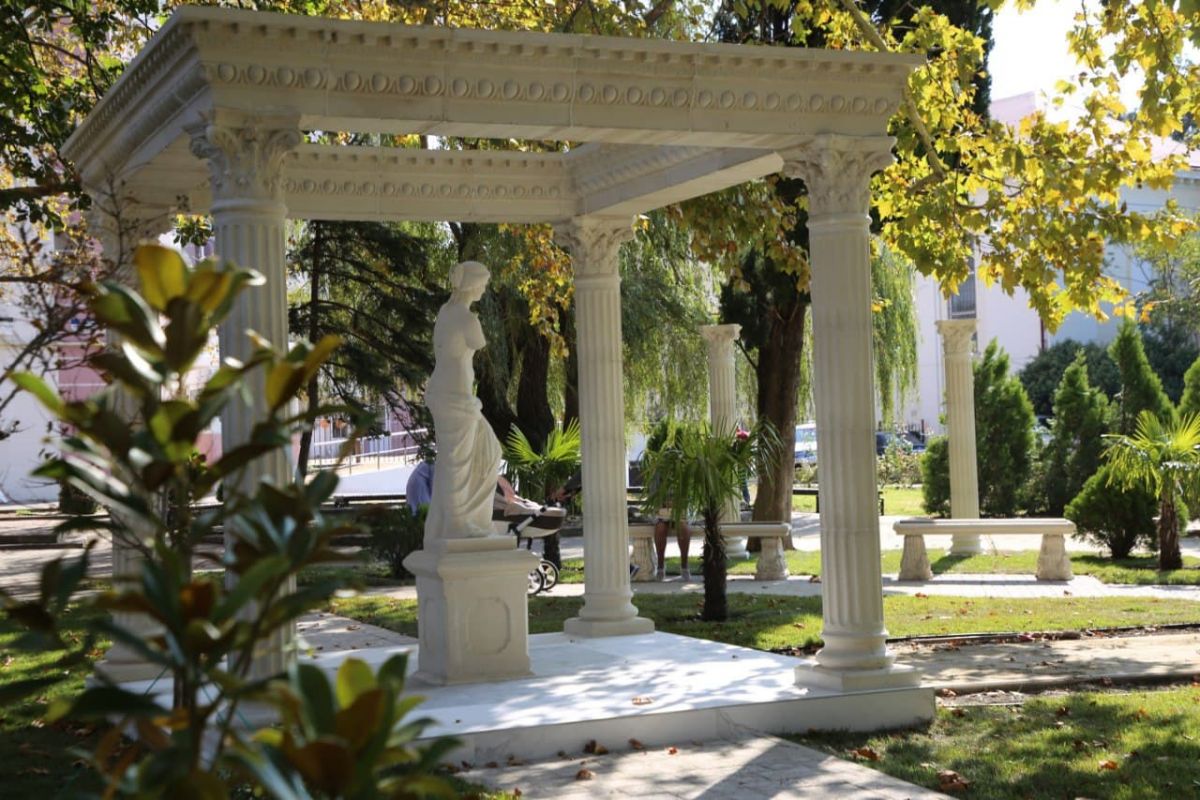 заброшенный сад Татой, место, где находился бывший греческий королевской семьи