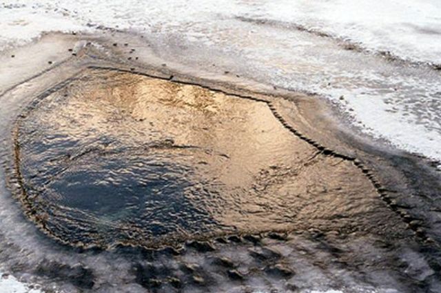 Ночью на Парнасе автомобиль «Нива» провалился под лед