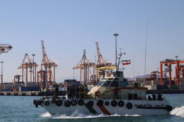 В порту Ирана перевернулся военно-морской корабль: есть жертвы