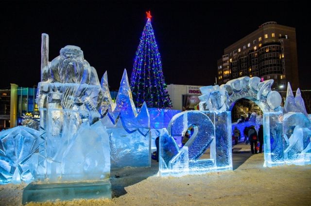 Для новогоднего городка в Челябинске завезли грязный лёд