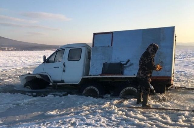 В Хабаровском крае тонет грузовик с продуктами