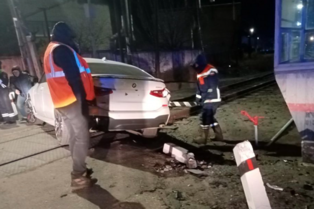 Водитель BMW протаранил столбы на переезде под Саратовом