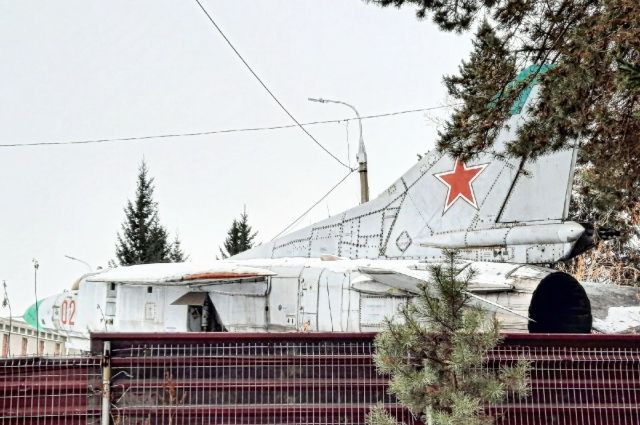 Самолет МиГ-23 перенесут с территории ИВВАИУ к школе номер 21 в Иркутске