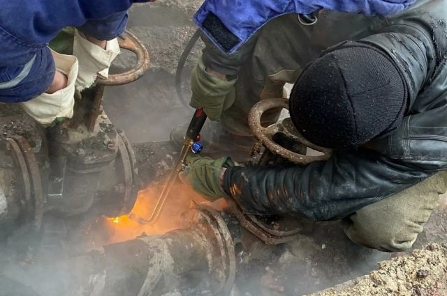 Теплоэнергетики устранили повреждение на бесхозных сетях на Салмышской