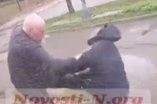 В Николаеве водитель автобуса побил и вышвырнул из салона пассажира