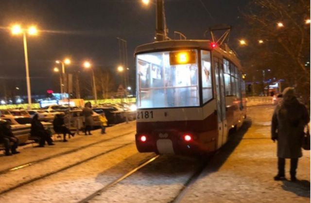 В Новосибирске школьницу без проездного билета пытались высадить из трамвая