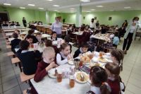 В мэрии Оренбурге не исключили подорожания школьных обедов из-за роста цен на продукты. 