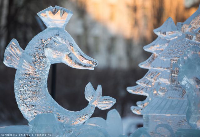 В Архангельск завозят лёд с озера Волохница для праздничных фигур