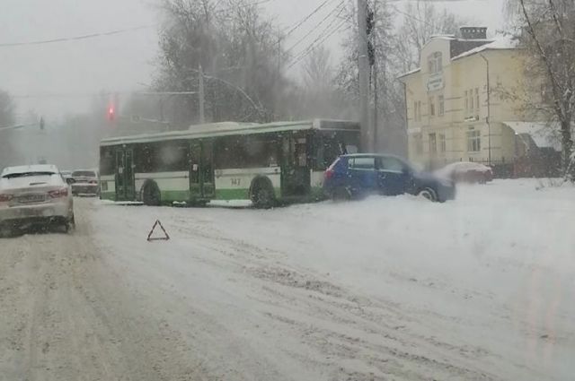 В Ярославле на заснеженном шоссе пассажирский автобус врезался в столб