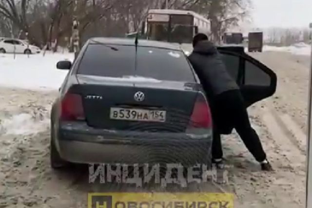 В Новосибирске сняли на видео похищение мужчины в Кировском районе