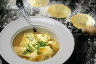 Равиоли с говядиной в курином бульоне: пошаговый рецепт приготовления.
