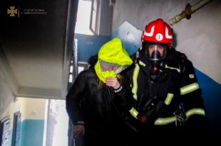 Во Львове в жилом доме вспыхнул пожар: спасатели эвакуировали жильцов.